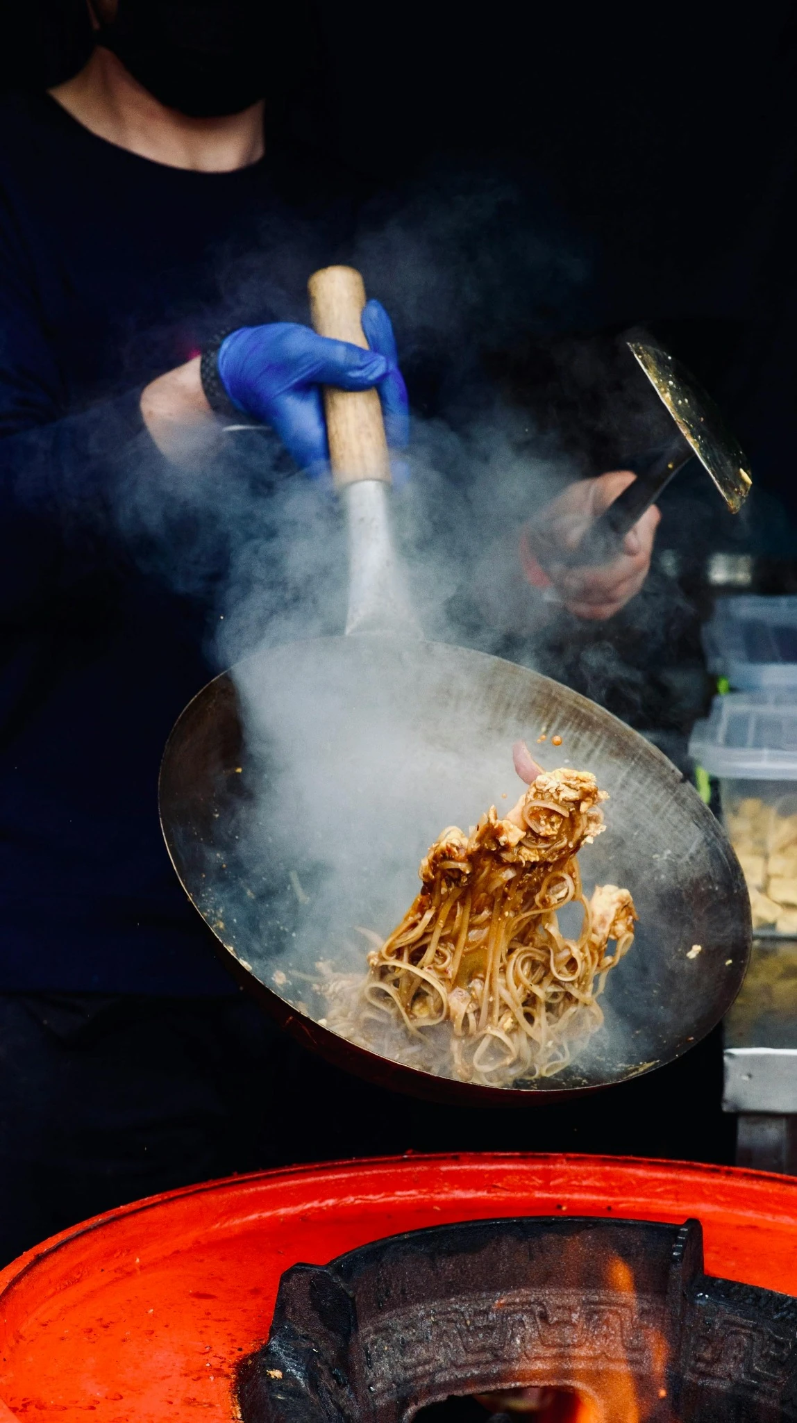 Wok fumant et nouilles sautées sur le feu, rue de Shanghai